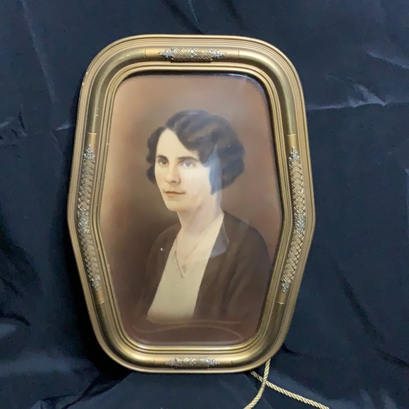 Antique convex bubble glass frame gold and silver tone with portrait of a woman - Picture 1 of 14